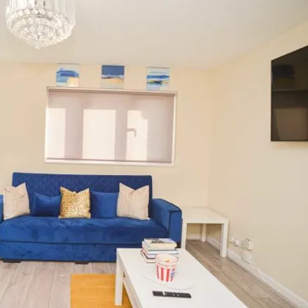 Rent this 5 bed apartment on Haldane Road in London, SE28 8NQ