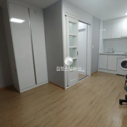 Rent this studio apartment on 서울특별시 관악구 신림동 1518-10