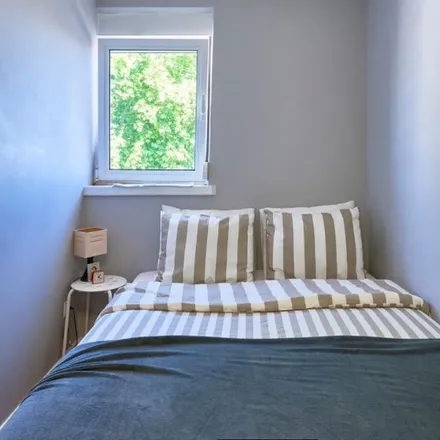 Rent this 6 bed room on Rua Capitão-Mor Lopes Sequeira