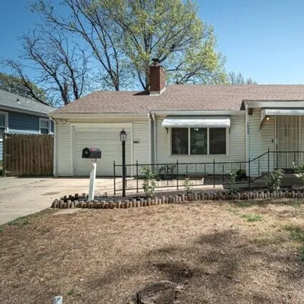 Buy this 3 bed house on 1034 Southwest Parkview Street in Topeka, KS 66604