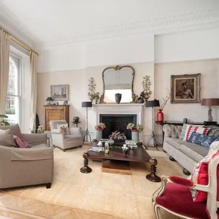 Rent this 4 bed room on 42 Cornwall Gardens in London, SW7 4AE