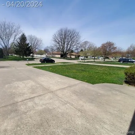 Image 8 - 33098 Ione Drive, Sterling Heights, MI 48310, USA - House for sale