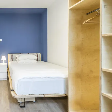 Rent this 3 bed room on Delflandplein in Voorburgstraat 252B, 1062 JB Amsterdam