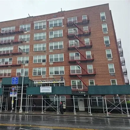 Image 1 - 205 Ocean Parkway, New York, NY 11218, USA - Apartment for sale