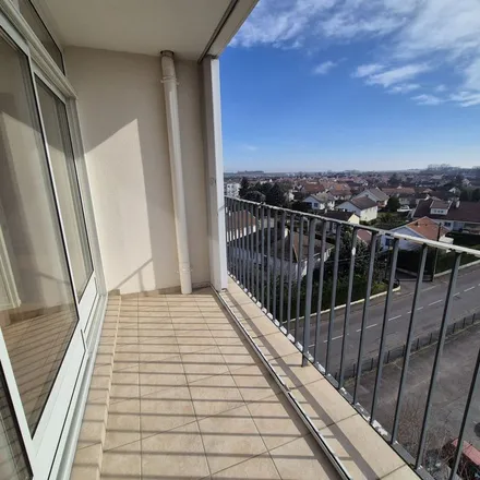 Rent this 3 bed apartment on 11 Boulevard Eiffel in 21600 Longvic, France