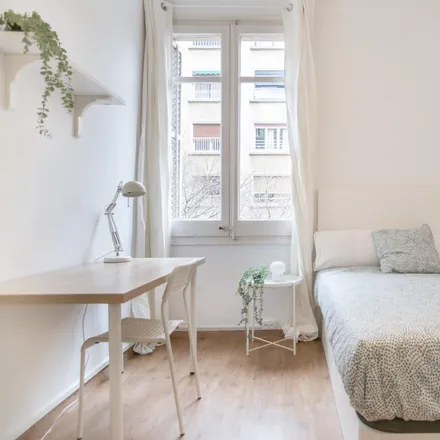 Rent this 4 bed room on Plateas in Carrer de Còrsega, 373