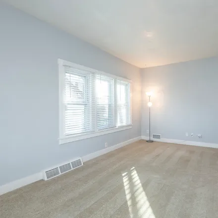 Image 4 - 2615 North Wauwatosa Avenue, Unit Lower - Townhouse for rent