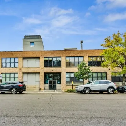 Buy this 3 bed condo on 1301 West Wolfram Street in Chicago, IL 60657
