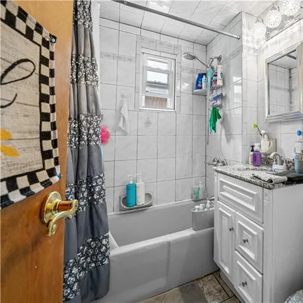 Image 7 - 30 Lloyd Court, New York, NY 11223, USA - House for sale