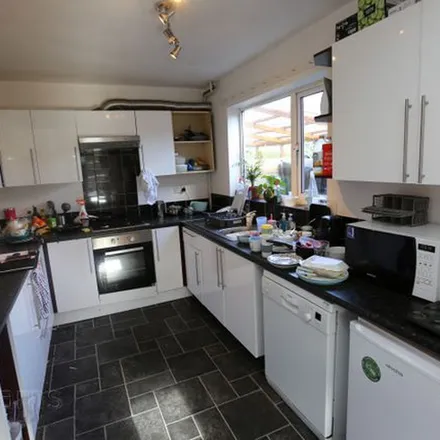 Rent this 5 bed duplex on 17 Burrows Crescent in Beeston, NG9 2QX