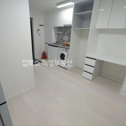 Rent this studio apartment on 서울특별시 서대문구 남가좌동 5-110
