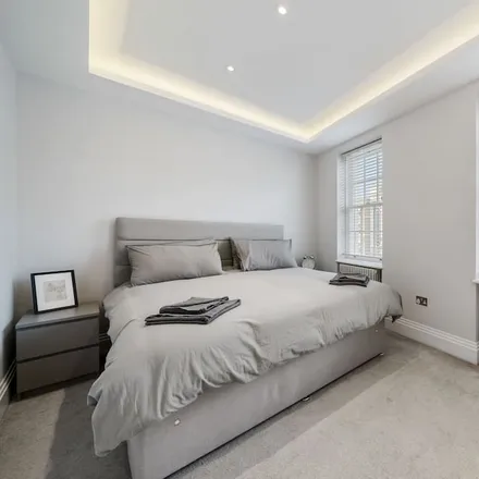 Rent this 4 bed townhouse on London in SE1 0EY, United Kingdom