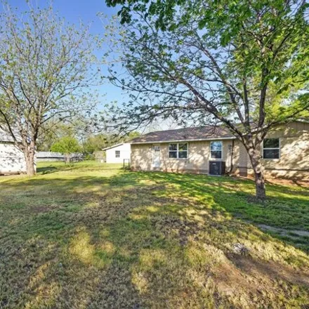 Image 3 - 501 Circle Road, Mineral Wells, TX 76067, USA - House for sale