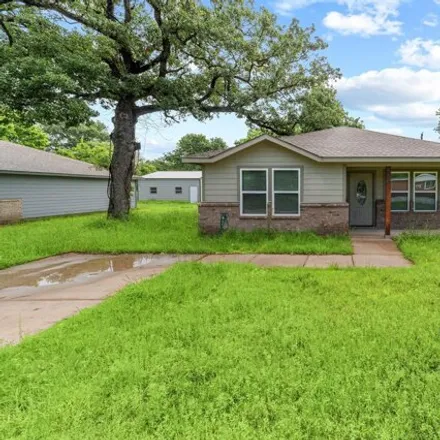 Rent this 3 bed house on 862 Cove Drive in West Tawakoni, Hunt County