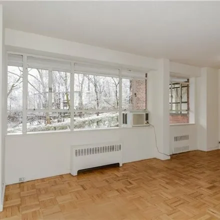 Image 3 - 2727 Palisade Avenue, New York, NY 10463, USA - Apartment for sale