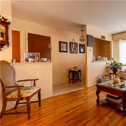 Image 3 - 1833 70th Street, New York, NY 11204, USA - House for sale