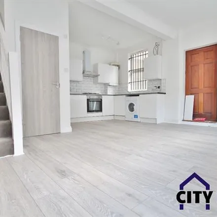Rent this 3 bed townhouse on 1 Sydney Road in London, N8 0ET