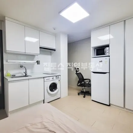 Rent this studio apartment on 서울특별시 관악구 신림동 251-62
