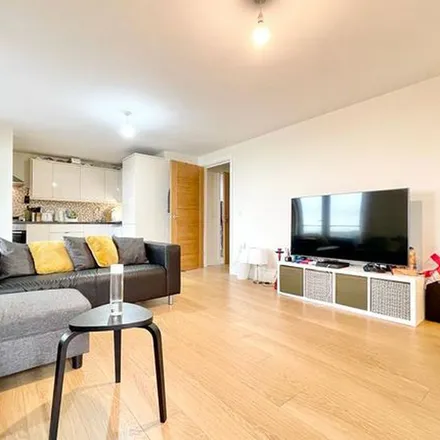 Rent this 3 bed apartment on Dreams in High Road, Seven Kings