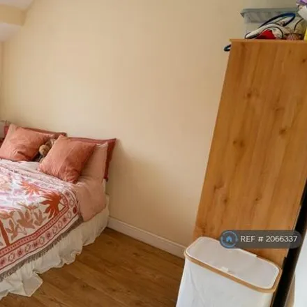 Rent this 4 bed duplex on 10 Derwent Avenue in Oxford, OX3 0AE