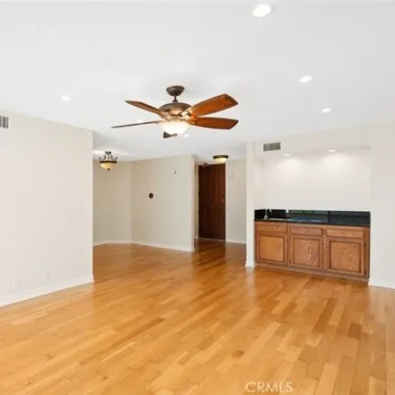 Image 6 - 5858 West 8th Street, Los Angeles, CA 90036, USA - Condo for sale