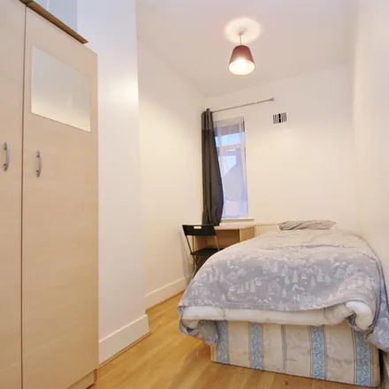 Rent this 5 bed room on 124 Old Oak Common Lane in London, W3 7DN