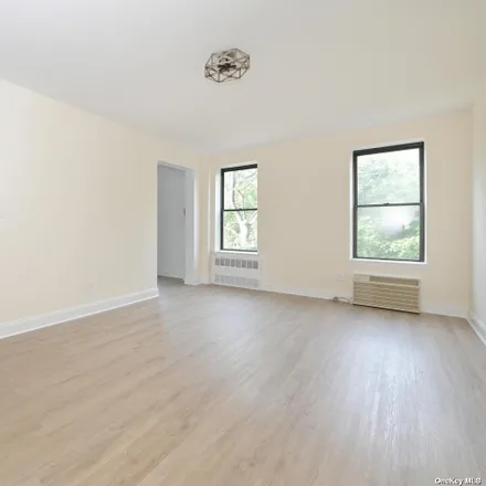 Image 3 - 2 Spruce Street, Village of Great Neck Plaza, NY 11021, USA - Condo for sale