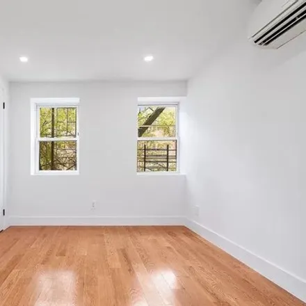 Image 2 - 32 Avenue A, New York, NY 10009, USA - House for rent