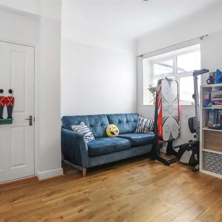 Rent this 5 bed duplex on Hamilton House (No 17) in Cedar Road, London