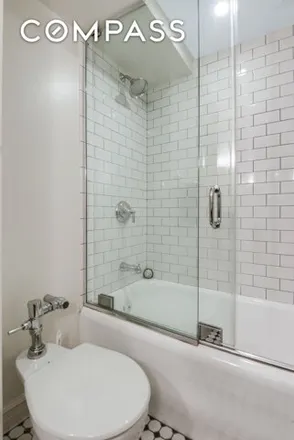 Image 9 - Woodstock Tower, 320 East 42nd Street, New York, NY 10017, USA - Apartment for sale