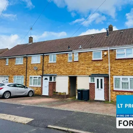 Rent this 3 bed townhouse on Garretts Mead in Luton, LU2 9BY