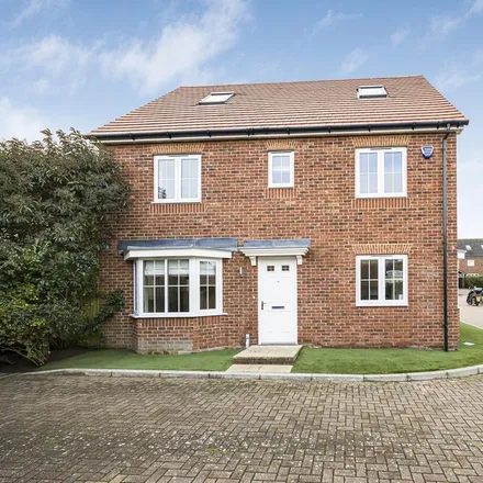 Rent this 5 bed house on Ightham Close in Longfield, DA3 7AW