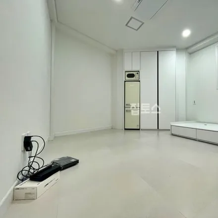 Rent this studio apartment on 서울특별시 관악구 봉천동 1584-1
