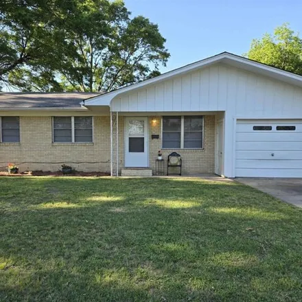 Buy this 3 bed house on 1733 Belmoor Avenue in Pine Bluff, AR 71601