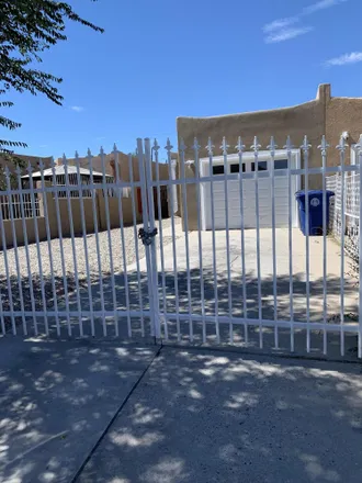 Image 2 - 533 Alcazar Street Southeast, Albuquerque, NM 87108, USA - Townhouse for sale