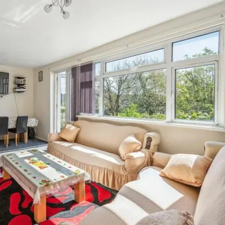 Image 3 - Holtspur Way, Beaconsfield, HP9 1DX, United Kingdom - Apartment for sale