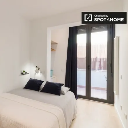 Rent this 2 bed room on Kfè Olé in Carrer d'Enric Prat de la Riba, 160