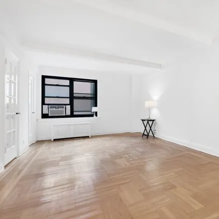 Image 4 - 245 East 72nd Street, New York, NY 10021, USA - Apartment for sale