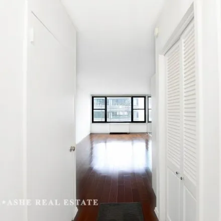 Image 4 - Msil Shuva Israel, East 58th Street, New York, NY 10022, USA - Apartment for rent