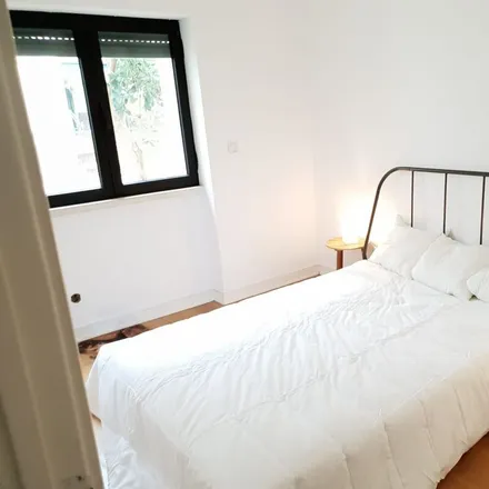 Rent this 6 bed room on Rua Miguel Lupi