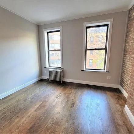 Rent this 3 bed apartment on 222 East 82nd Street in New York, NY 10028