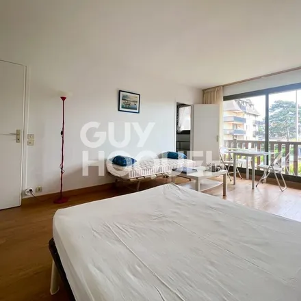 Rent this 1 bed apartment on 1 Quai de l'Ecluse in 14800 Deauville, France