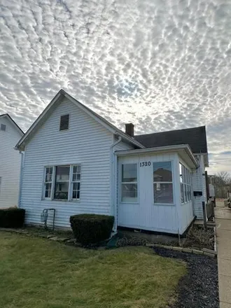 Buy this 2 bed house on 1320 East Walnut Street in Lancaster, OH 43130