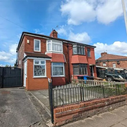 Buy this 3 bed duplex on Bank Lane in Pendlebury, M6 7LW