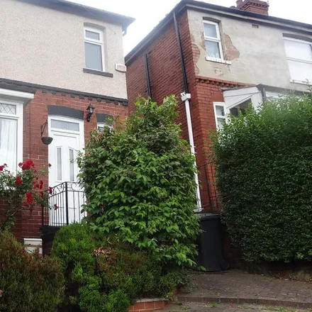 Rent this 3 bed duplex on Bevercotes Road in Sheffield, S5 6HE