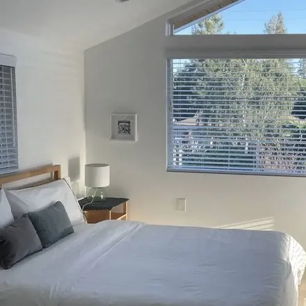 Rent this 3 bed house on Menlo Park in CA, 94025