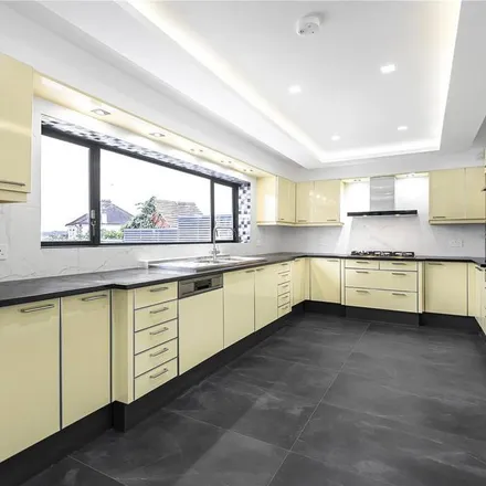 Rent this 5 bed apartment on Forestdale in London, N14 7DY