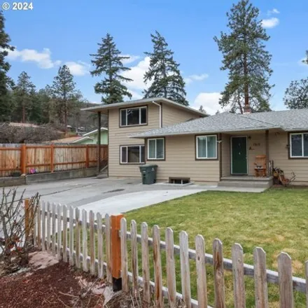 Buy this 5 bed house on 1299 Blakely Drive in The Dalles, OR 97058
