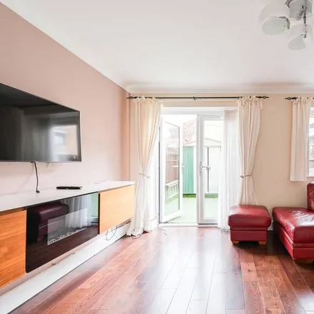 Image 2 - Goldfinger Court, 23 Balladier Walk, Bromley-by-Bow, London, E14 6UN, United Kingdom - Townhouse for rent