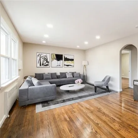 Image 2 - 252-27 72nd Avenue, New York, NY 11426, USA - Apartment for sale